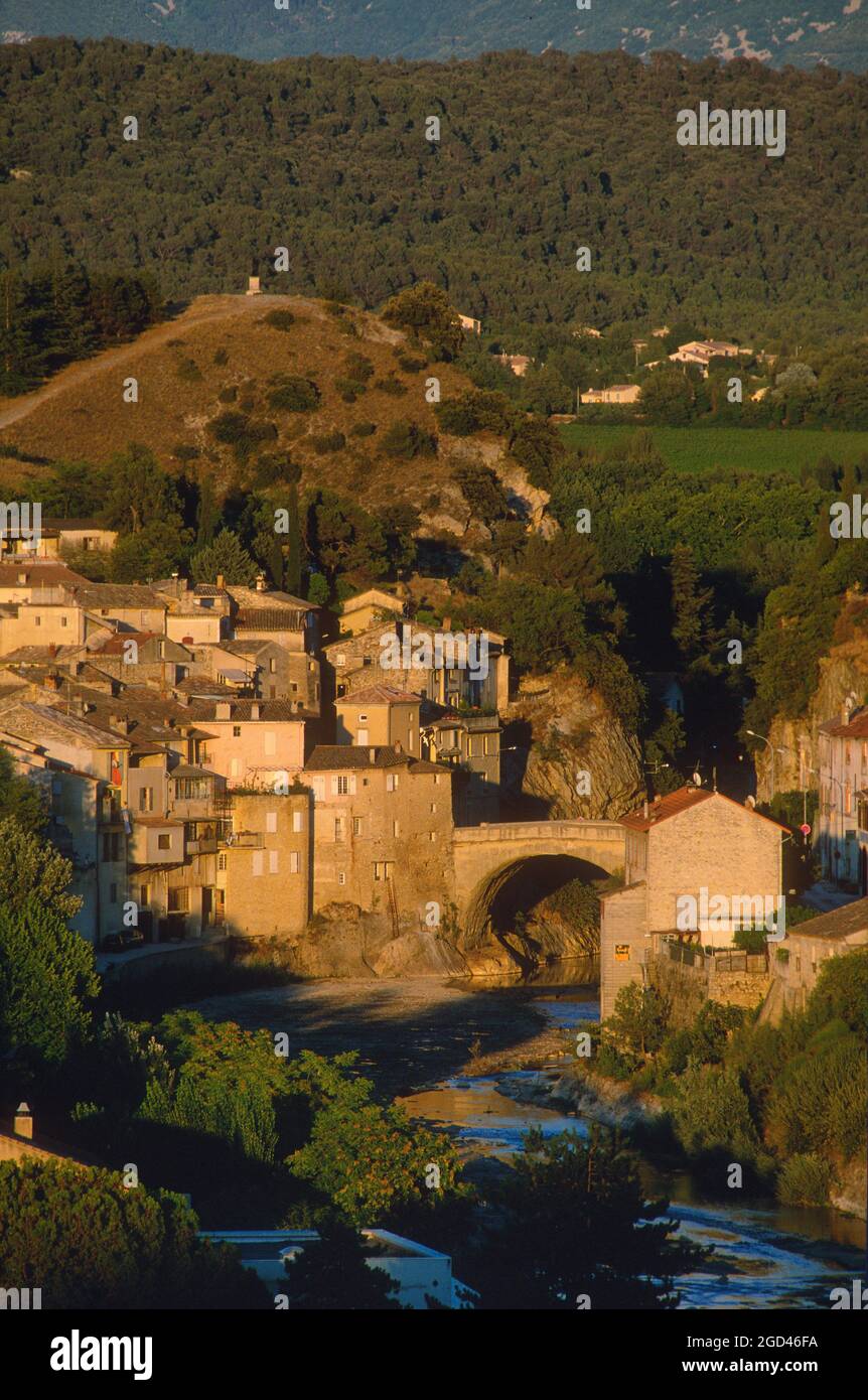 FRANKREICH, VAUCLUSE (84) PROVENCE, COMTAT VENAISSIN, REGIONALER NATURPARK DES VENTOUX-GEBIRGES, VAISON LA ROMAINE, OUVEZE-FLUSS, DER DEN ALTEN VILL ÜBERQUERT Stockfoto