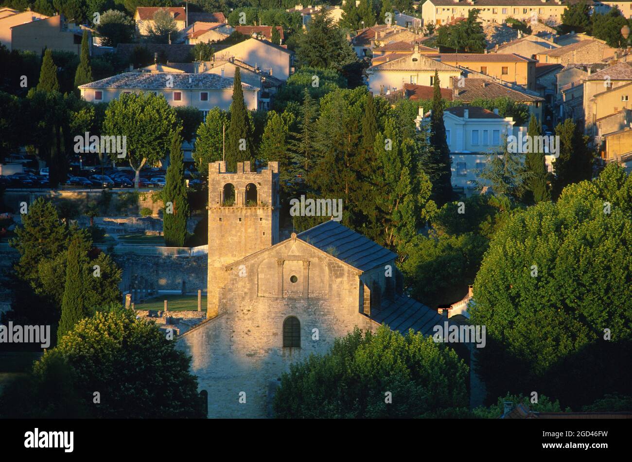 FRANKREICH, VAUCLUSE (84) PROVENCE, COMTAT VENAISSIN, REGIONALER NATURPARK DES VENTOUX-GEBIRGES, VAISON LA ROMAINE, KATHEDRALE NOTRE DAME DE NAZARE Stockfoto