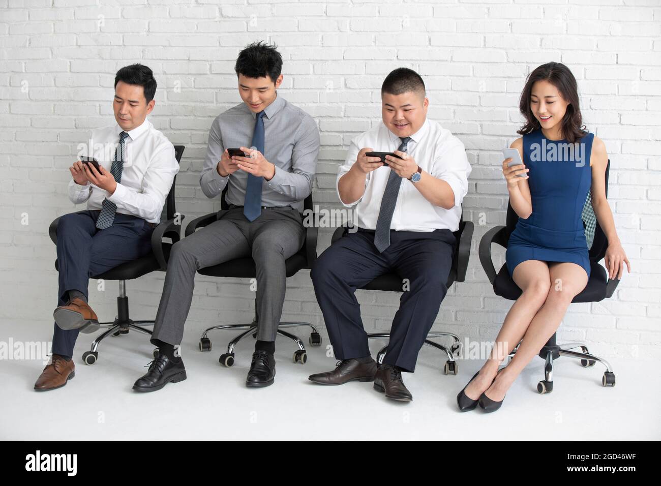 Geschäftsleute, die ein Smartphone verwenden Stockfoto