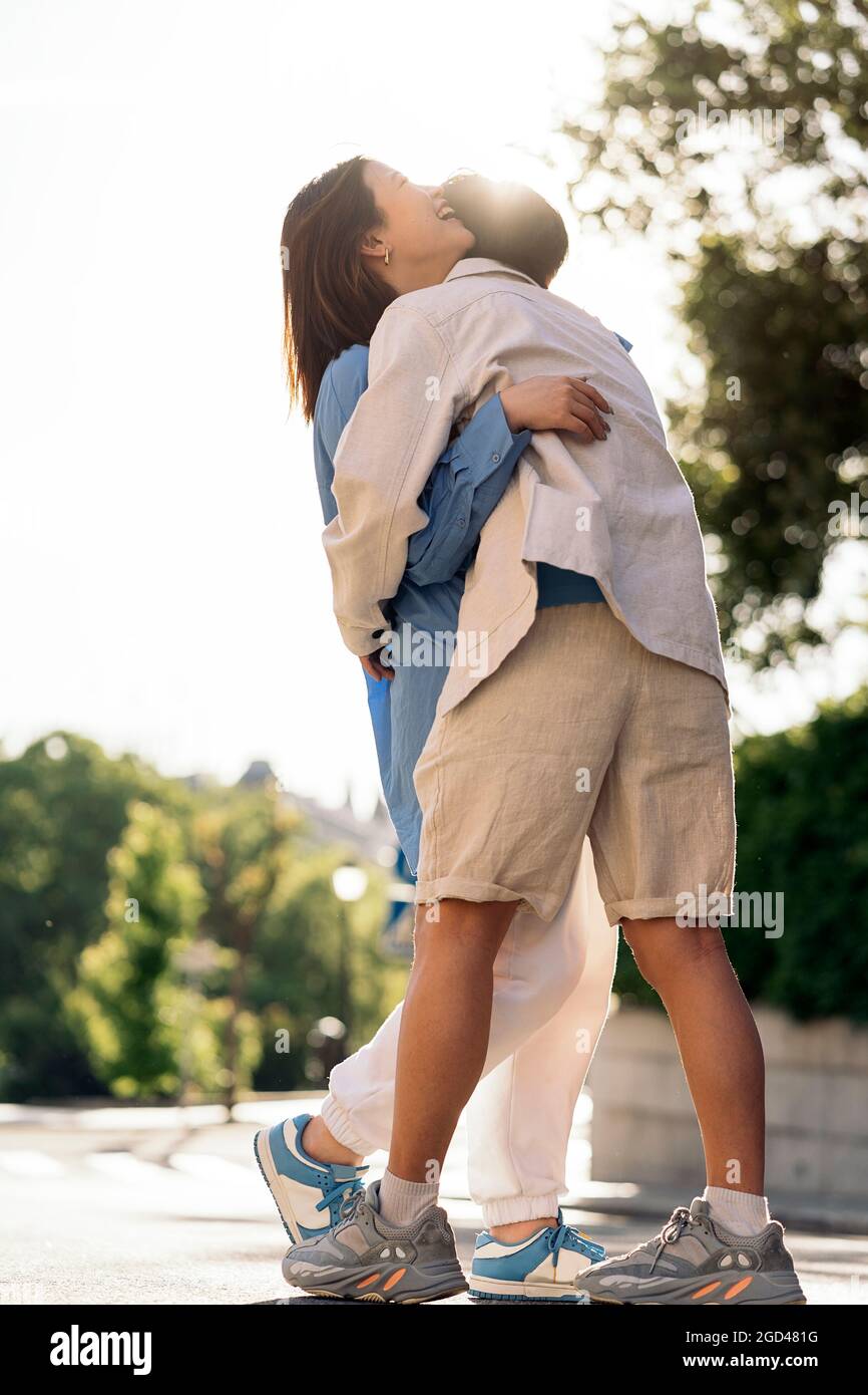 Cool und junge asiatische umarmt sich gegenseitig und Spaß in der Stadt. Stockfoto