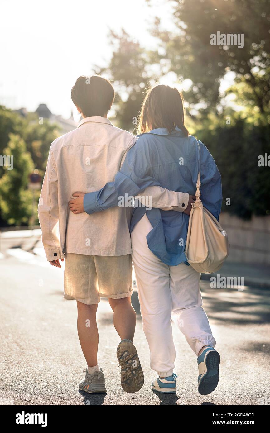 Unbekanntes junges Paar, das in der Stadt Madrid spazierengeht und sich umarmt. Stockfoto
