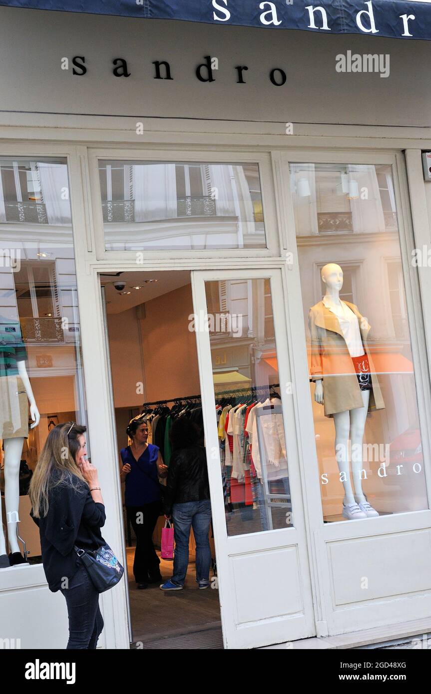 FRANKREICH, PARIS (75) 18. ARRONDISSEMENT, BEZIRK MONTMARTRE, RUE DES ABBESSES, MODEGESCHÄFT SANDRO FÜR FRAUEN Stockfoto
