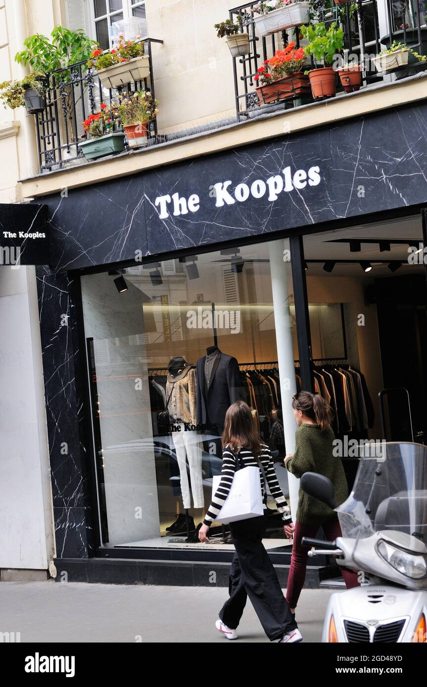 FRANKREICH, PARIS (75) 18. ARRONDISSEMENT, STADTTEIL MONTMARTRE, RUE DES ABBESSES, MODEHAUS THE KOOPLES Stockfoto
