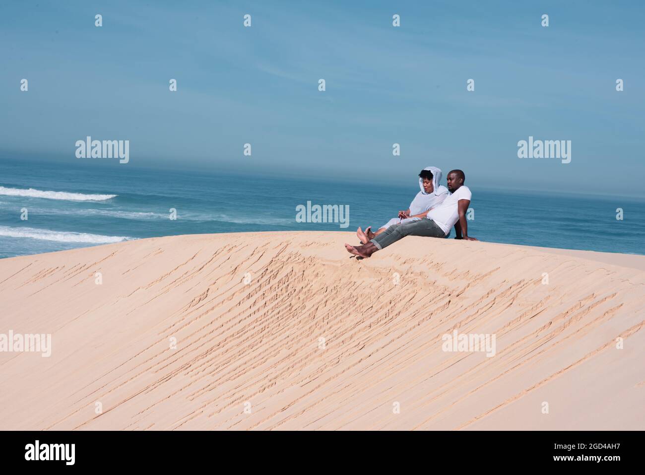 Paar sitzen draußen und genießen den Moment Stockfoto