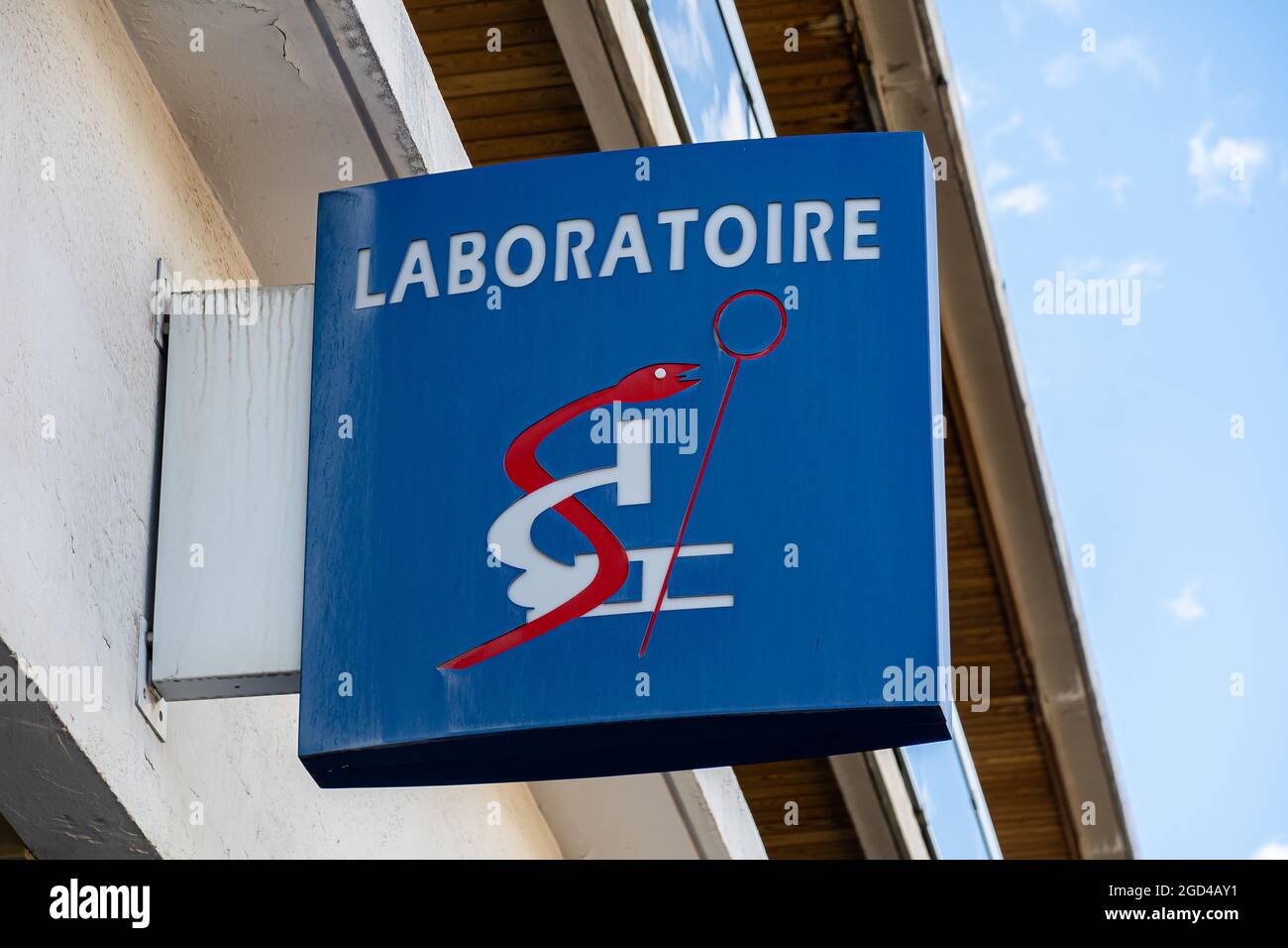 Briancon, Frankreich - 7. Juli 2020: Labor für medizinische Analyse in Briancon Stockfoto