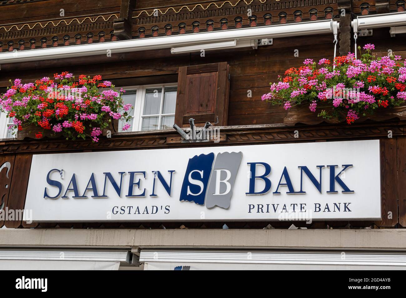 Gstaad, Schweiz - 16. Juli 2020: Die Saanen Bank ist eine Privatbank in Gstaad. Stockfoto