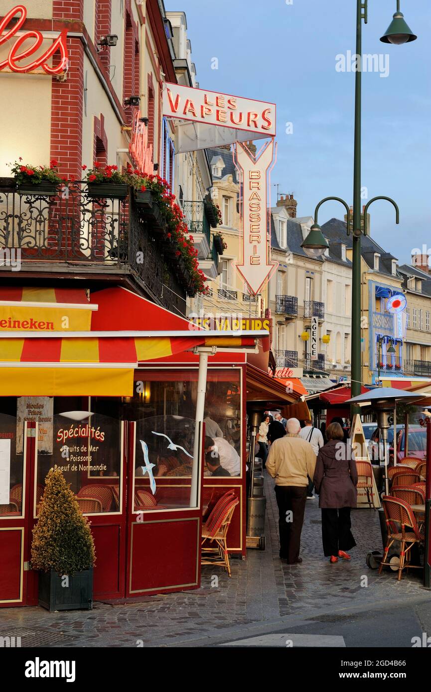 FRANKREICH, CALVADOS (14) NORMANDIE, TROUVILLE, RESTAURANTS AM BOULEVARD FERNAND MOUREAUX, LES VAPEURS Stockfoto