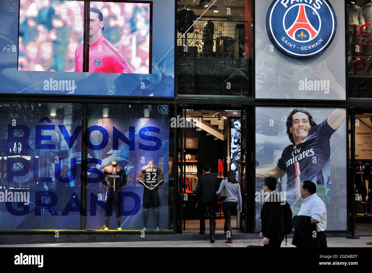 FRANKREICH, PARIS (75) 8. ARRONDISSEMENT, CHAMPS-ELYSEES, GESCHÄFT DES PARIS SAINT GERMAIN FOOTBALL CLUB Stockfoto