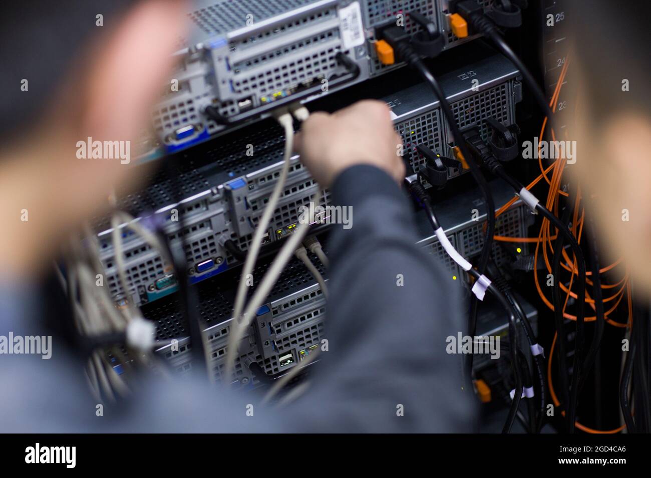 Techniker, die Wartungsarbeiten im Computerraum durchführen Stockfoto