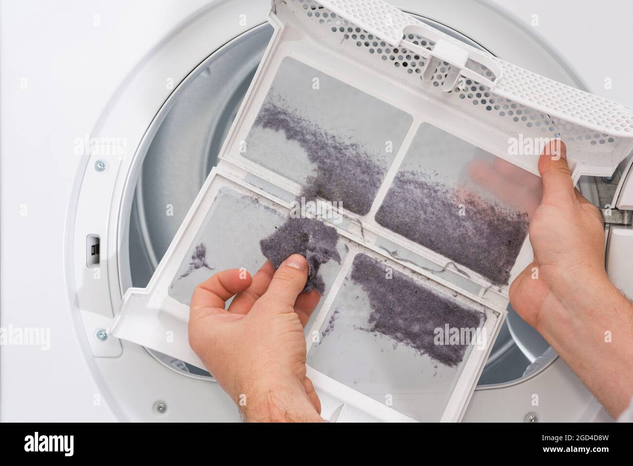 Staub und Schmutz, der vom Trockner-Filter eingefangen wird, Männer  reinigen nach der Verwendung Stockfotografie - Alamy