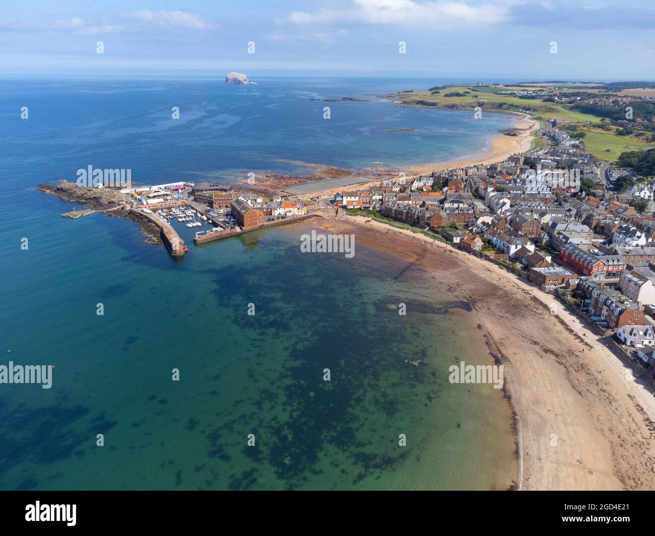 Luftaufnahme von der Drohne der Strandpromenade und des Strandes von West Bay in North Berwick in East Lothian, Schottland, Großbritannien Stockfoto