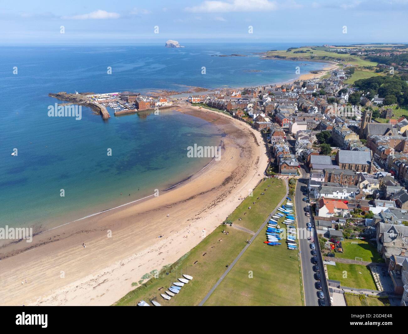 Luftaufnahme von der Drohne der Strandpromenade und des Strandes von West Bay in North Berwick in East Lothian, Schottland, Großbritannien Stockfoto