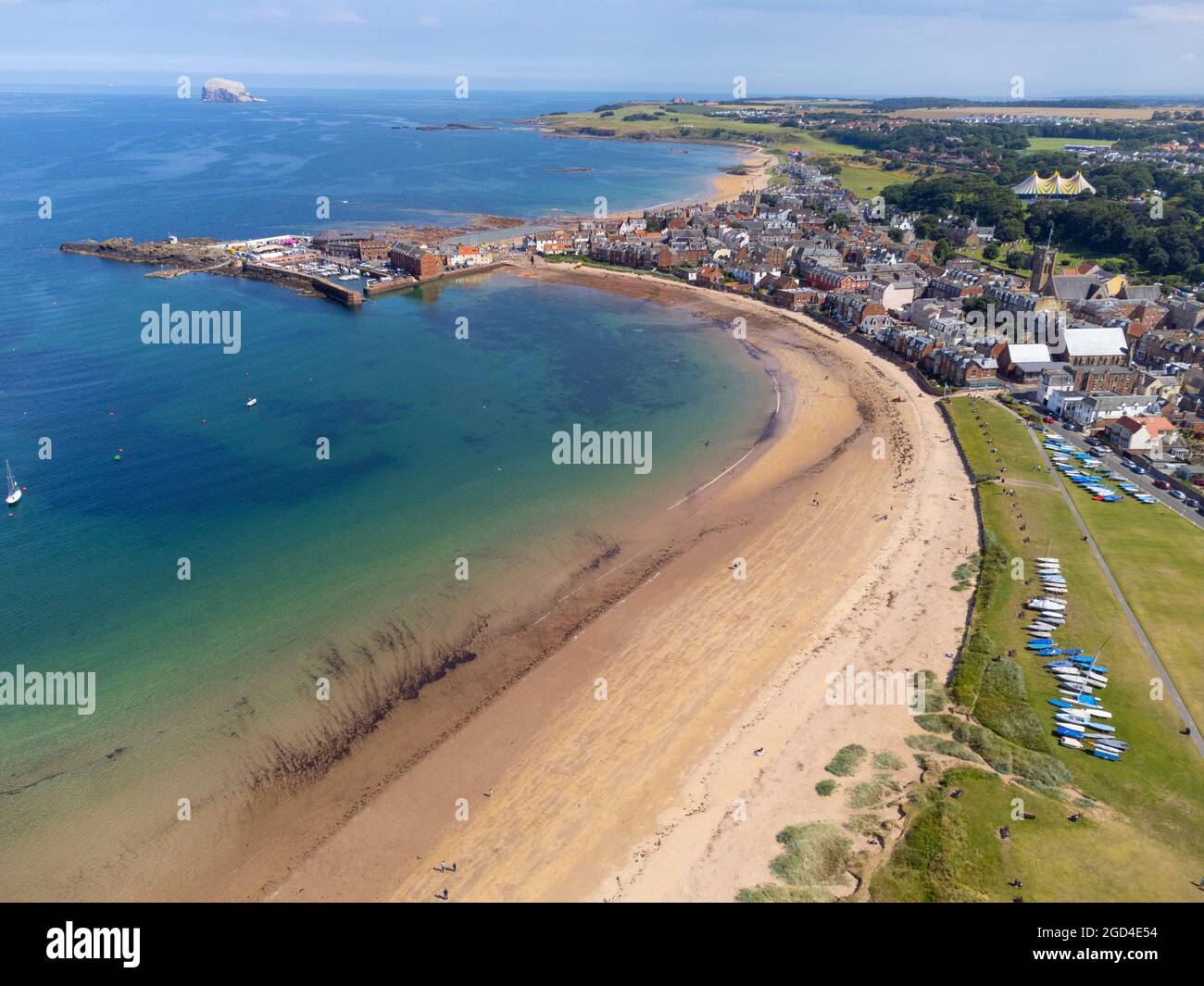 Luftaufnahme von der Drohne der Strandpromenade und des Strandes von West Bay in North Berwick in East Lothian, Schottland, Großbritannien Stockfoto