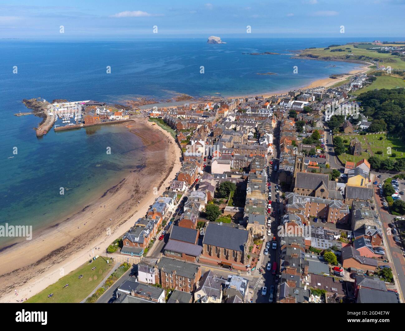 Luftaufnahme von der Drohne der Strandpromenade und des Strandes von West Bay in North Berwick in East Lothian, Schottland, Großbritannien Stockfoto