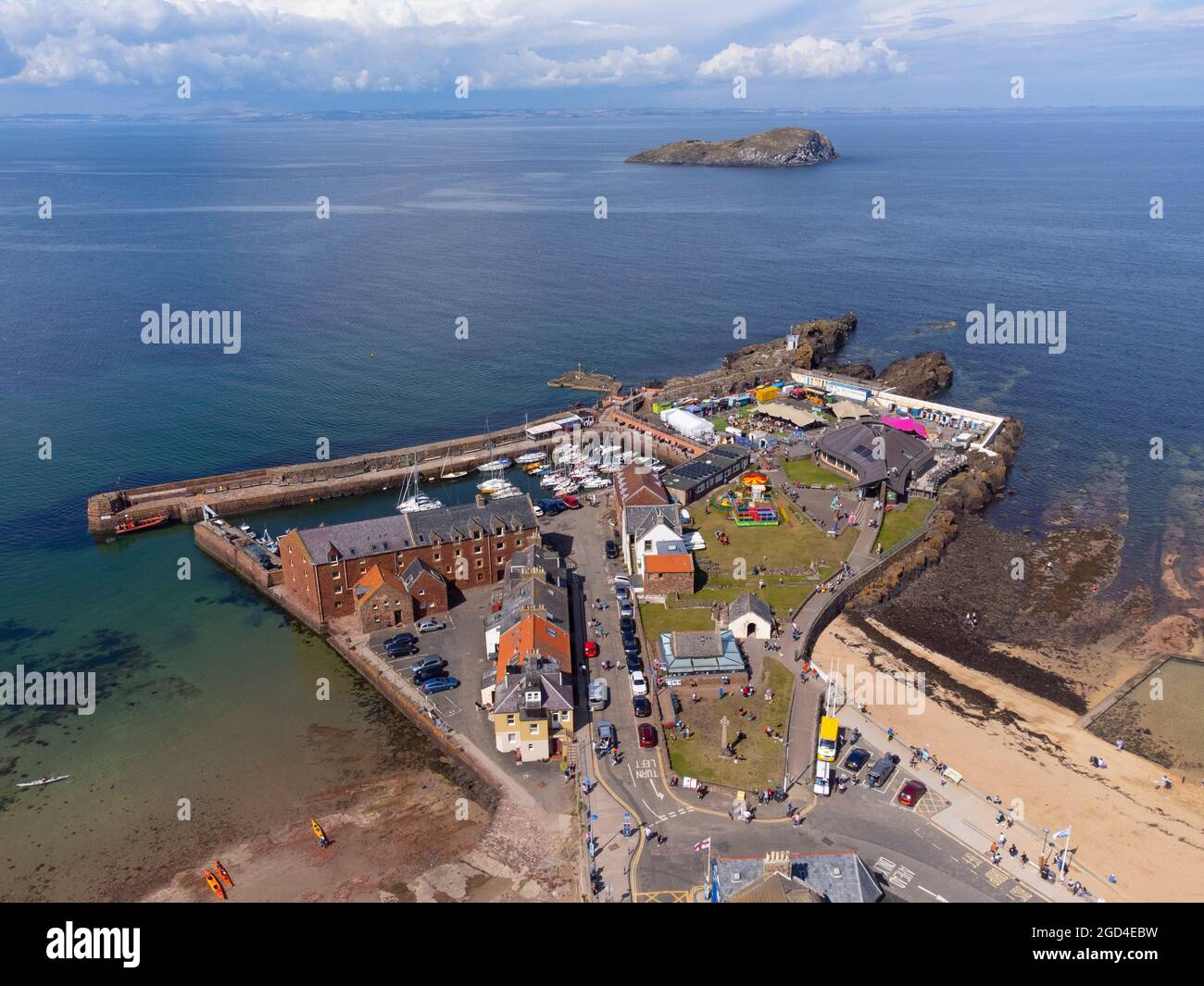 Luftaufnahme von der Drohne des Hafens von North Berwick in East Lothian, Schottland, Großbritannien Stockfoto