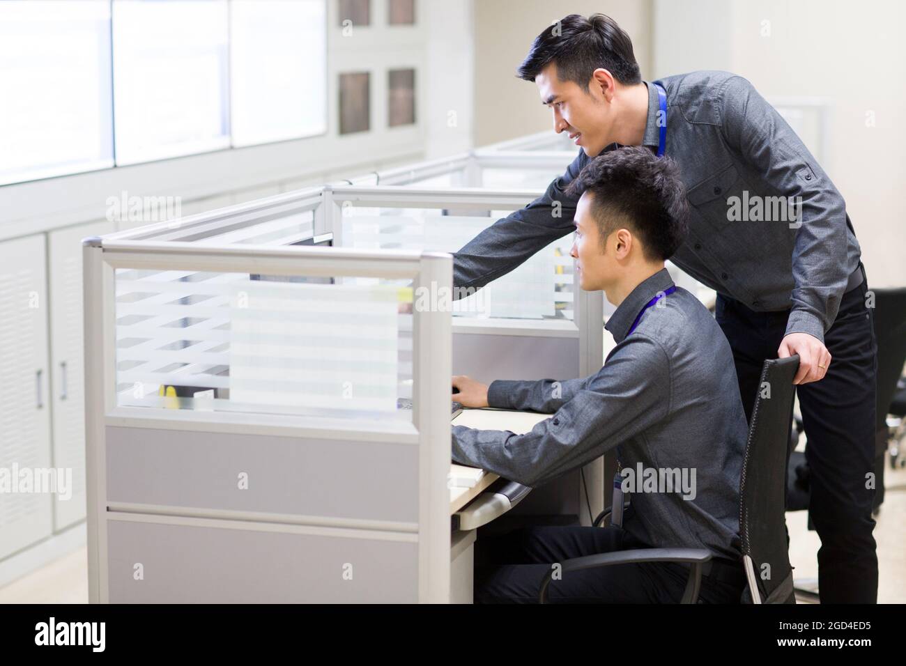 Computerprogrammierer bei der Arbeit Stockfoto