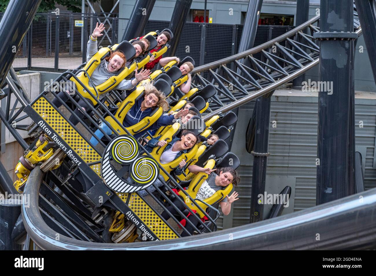 Die Achterbahn mit dem aktuellen Weltrekord für die meisten Inversionen The Smile at Alton Towers Theme Park Staffordshire Stockfoto