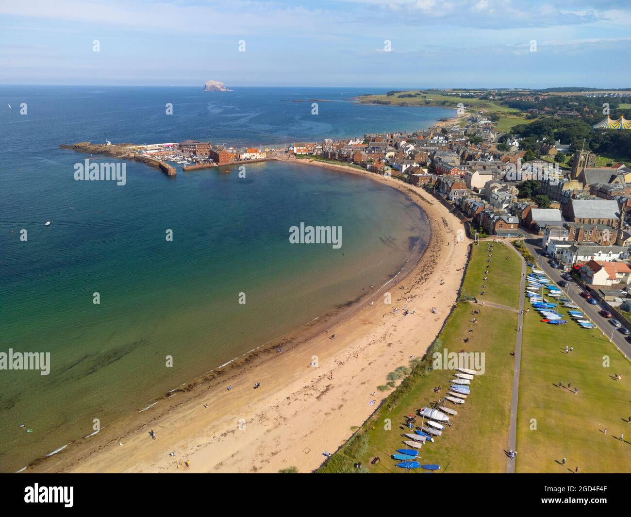 Luftaufnahme von der Drohne der Strandpromenade und des Strandes von West Bay in North Berwick in East Lothian, Schottland, Großbritannien Stockfoto