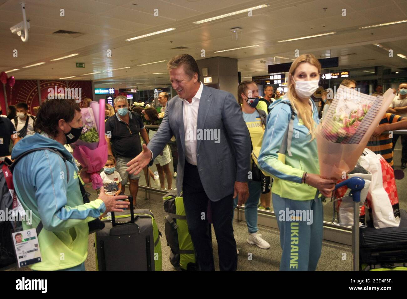 REGION KIEW, UKRAINE - 11. AUGUST 2021 - die Begrüßungszeremonie der Nationalmannschaften im künstlerischen Schwimmen und Kanufahren findet in Boryspil Internationa statt Stockfoto