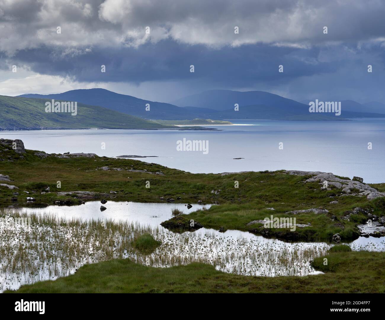 Blick von Meavaig auf den Strand von Luskentire und den Sound of Taransay auf der Insel Harris. Stockfoto