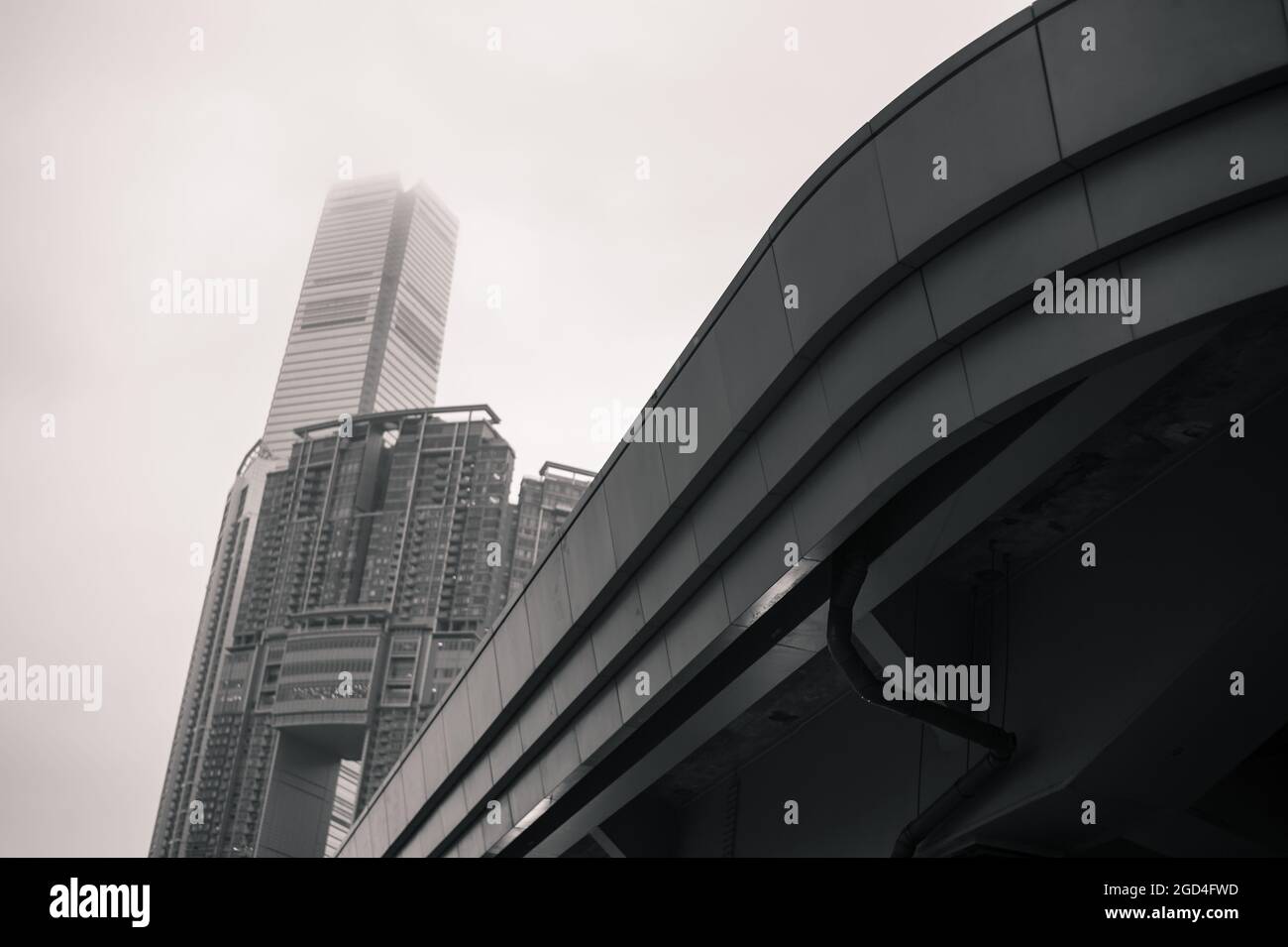 Wolkenkratzer und Brücke in Hongkong Stockfoto