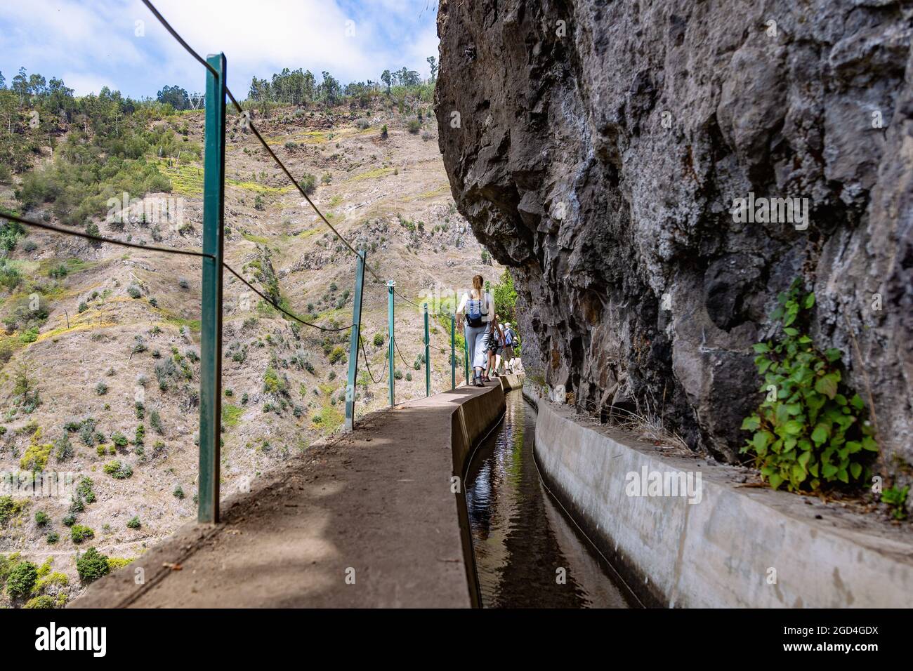 Geographie / Reisen, Portugal, Madeira, Levada Nova bei Ponta do sol, Wanderer (Model Released), MODEL-RELEASED Stockfoto