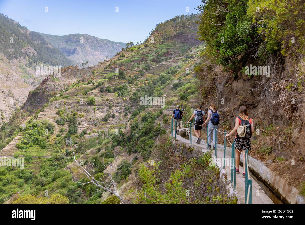 Geographie / Reisen, Portugal, Madeira, Levada Nova bei Ponta do sol, Wanderer (Model Released), MODEL-RELEASED Stockfoto