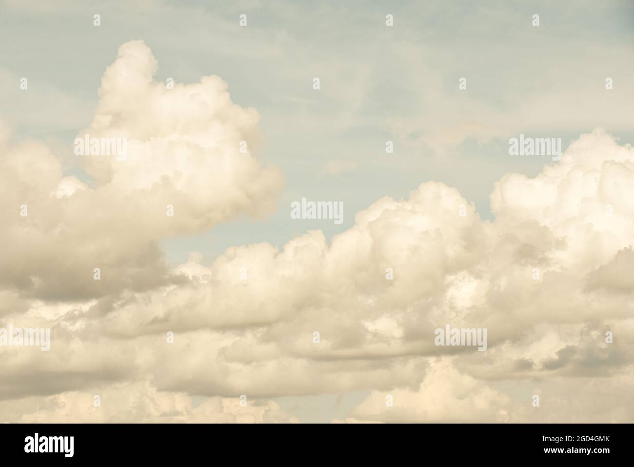 Himmel Hintergrund mit Wolken in hellen dezenten Farben Stockfoto
