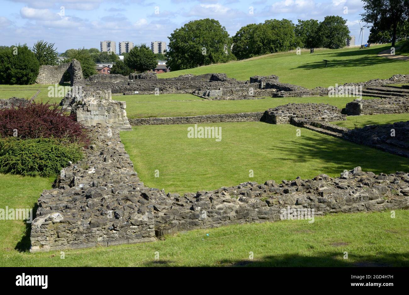 London, England, Großbritannien. Lesnes Abbey - Ruinen der C12. Abbey of St Mary und St. Thomas the Martyr - moderne Londoner Skyline im Hintergrund Stockfoto