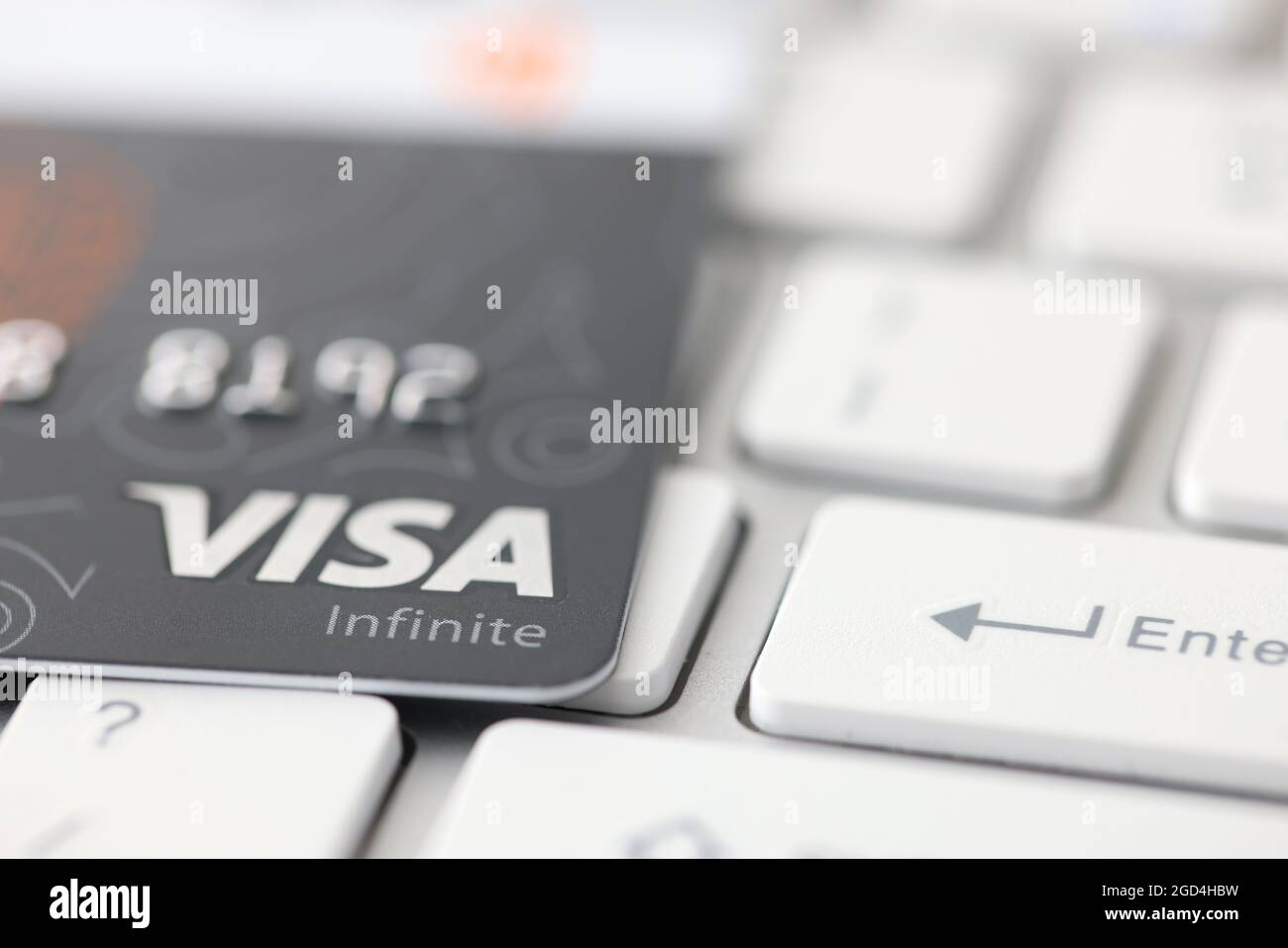 Minsk, Weißrussland - 06 2021. August: Visa Infinite credit plastic Card lies on keyboard closeup Stockfoto