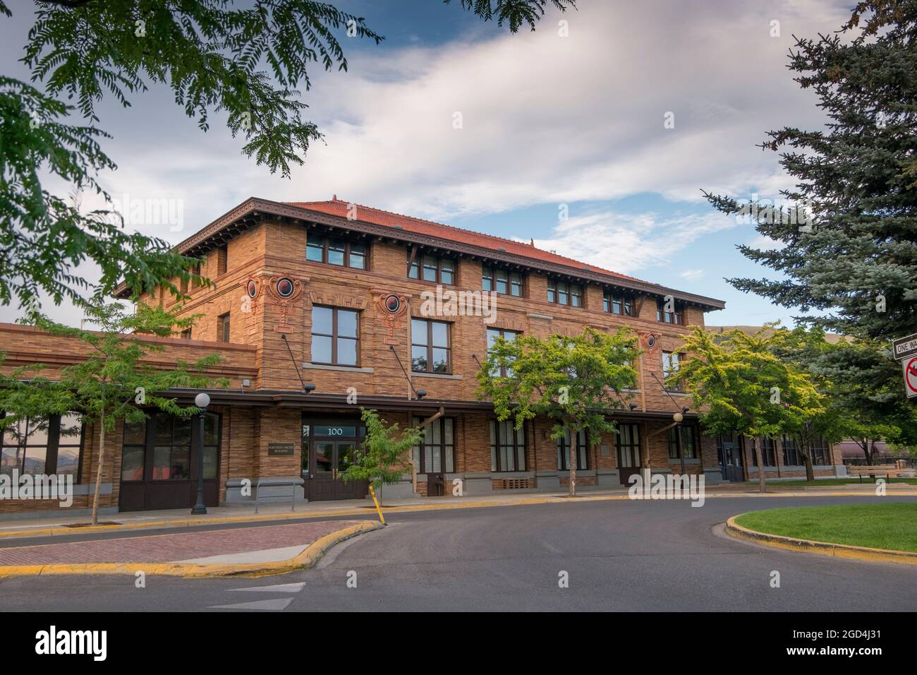 Die Vorderfassade des alten, braunen Ziegelbahnhofs, Depot für die Nordpazifik-Eisenbahn. In Missoula, Montana. Stockfoto