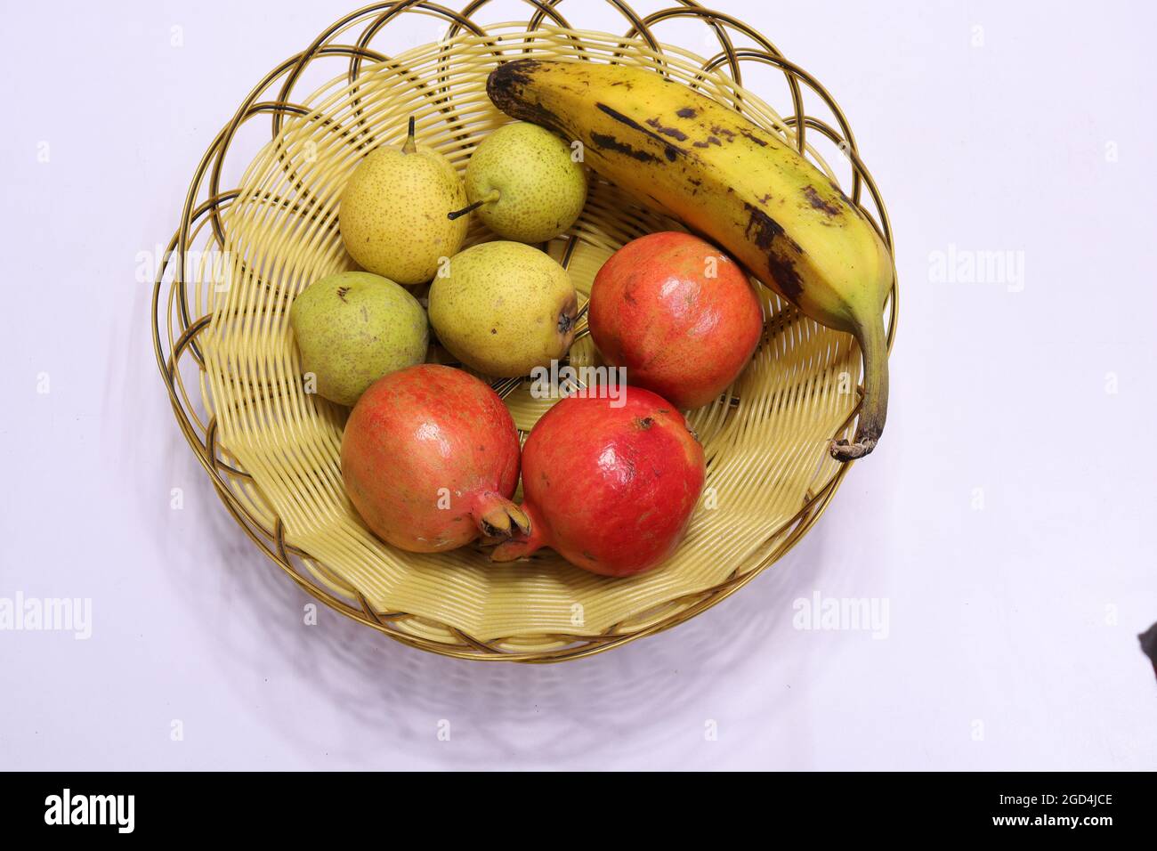 Frischer Granatapfel und Birnenfrüchte isoliert auf weißem Hintergrund Stockfoto