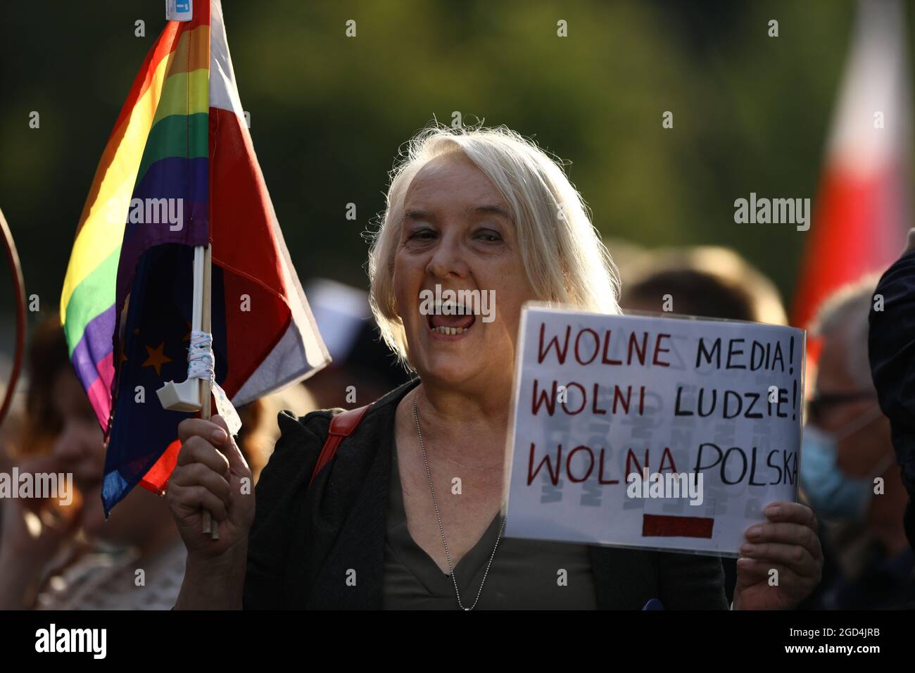 Eine Frau wird am 10. August 2021 in Warschau gesehen, als sie ein Schild mit den Worten "Freie Medien, freie Menschen, freies Polen" hält. Über tausend Peop Stockfoto