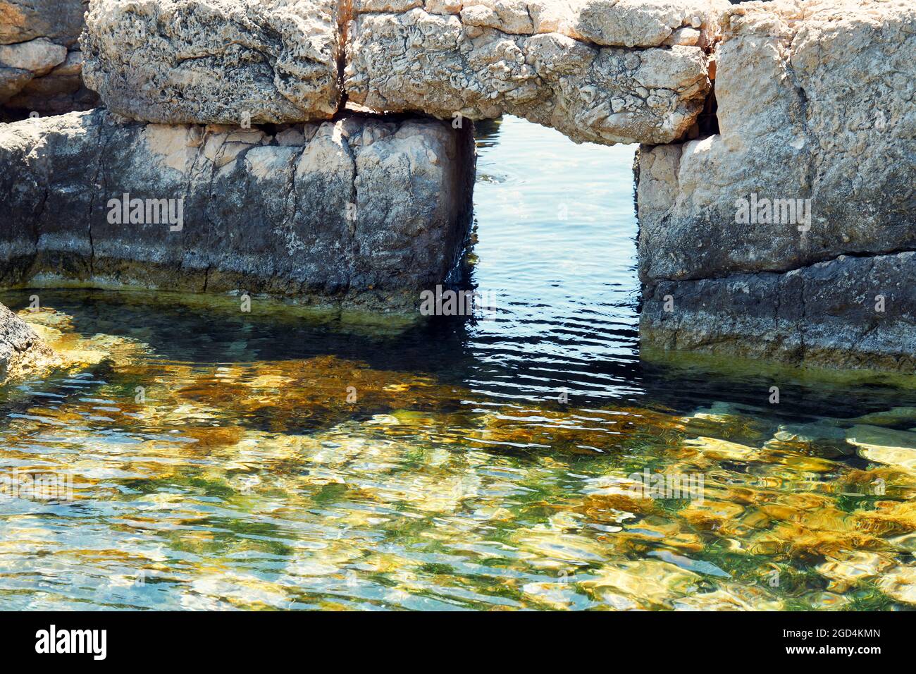 Ein Loch oder eine Lücke in der Wellenbrecher-Barriere Stockfoto