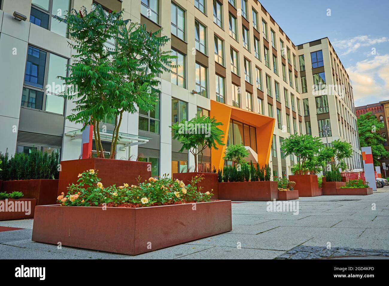 Moderner Wohnkomplex. Fassade eines neuen Häuserblocks in Europa. Komplex von Wohnhäusern Stockfoto