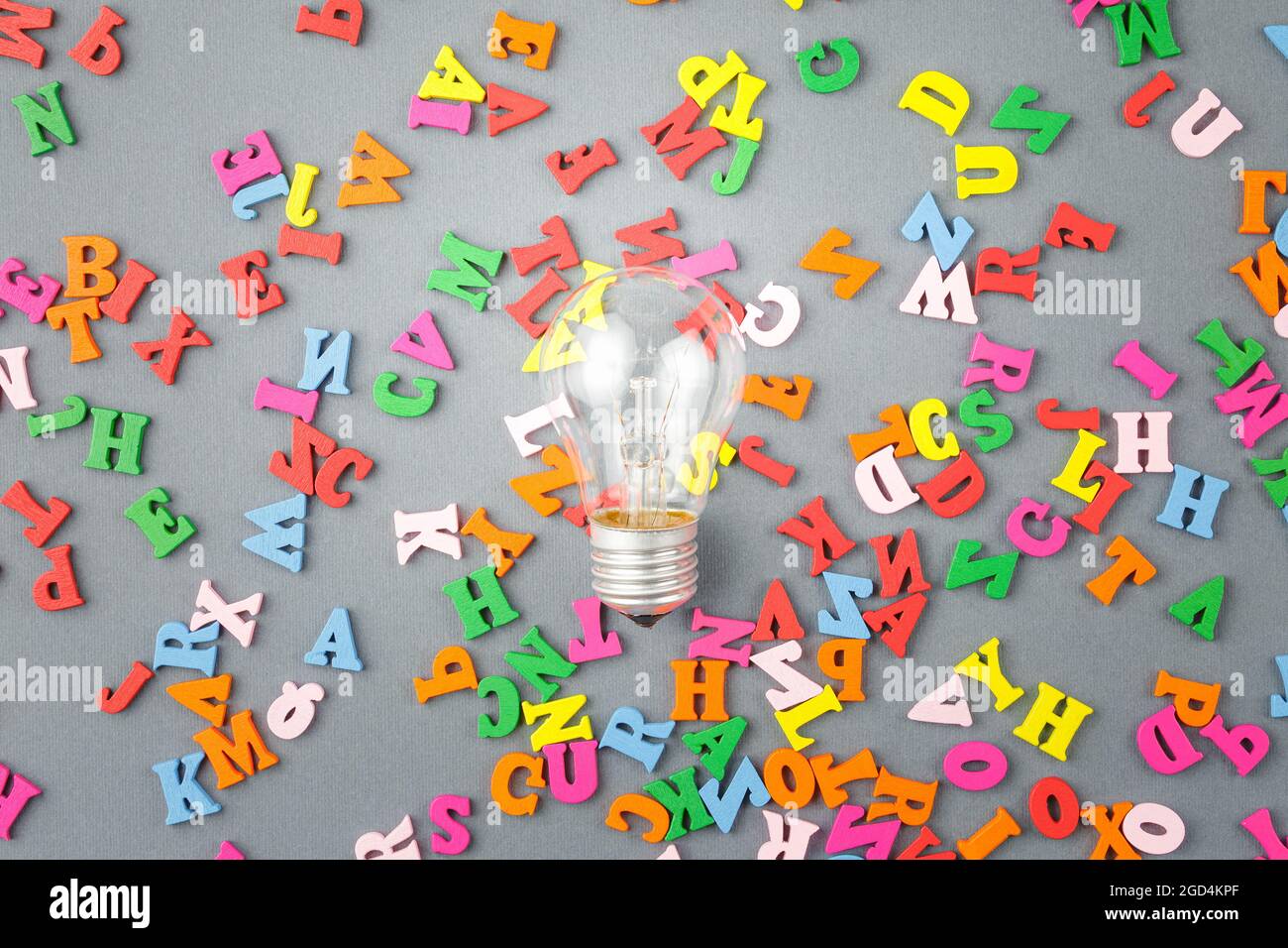 Farbiger Holzalphabet. Ideenkonzept. Stockfoto
