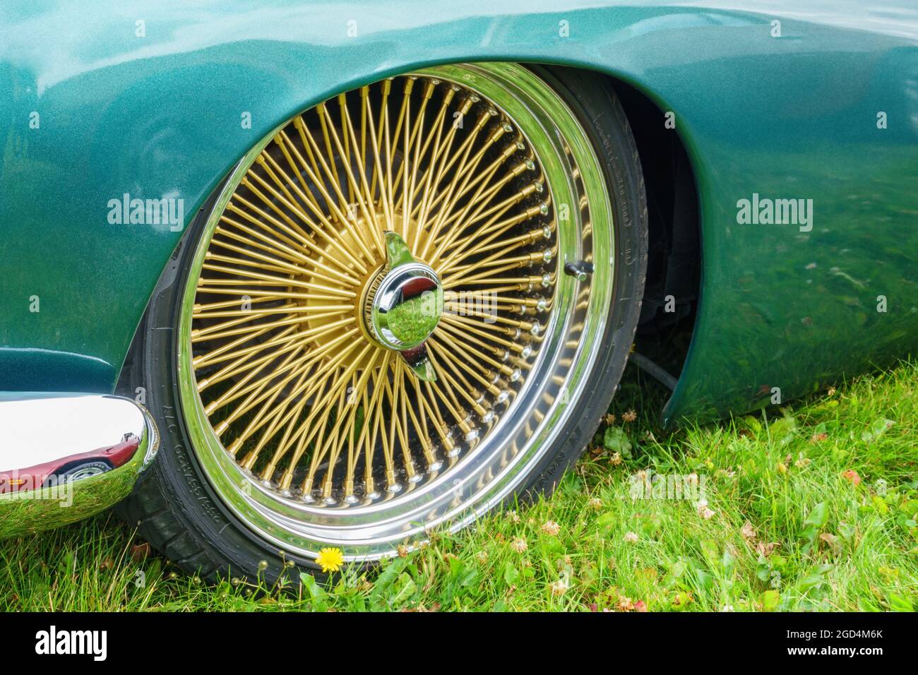 Goldfarbene Speichenfelgen an einem Auto Stockfotografie - Alamy