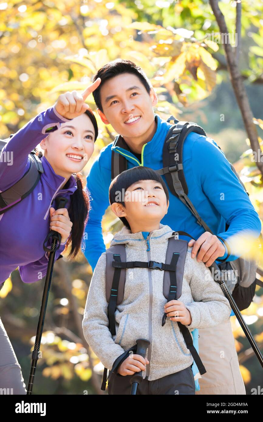 Glückliche Familie mit Rucksäcken auf einer Wanderung Stockfoto