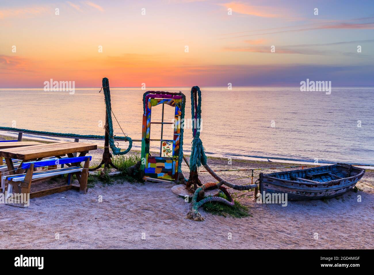 Vama Veche, Rumänien. Taverna (Cherhana Vama Veche) und wilder Strand vor Sonnenaufgang. Stockfoto