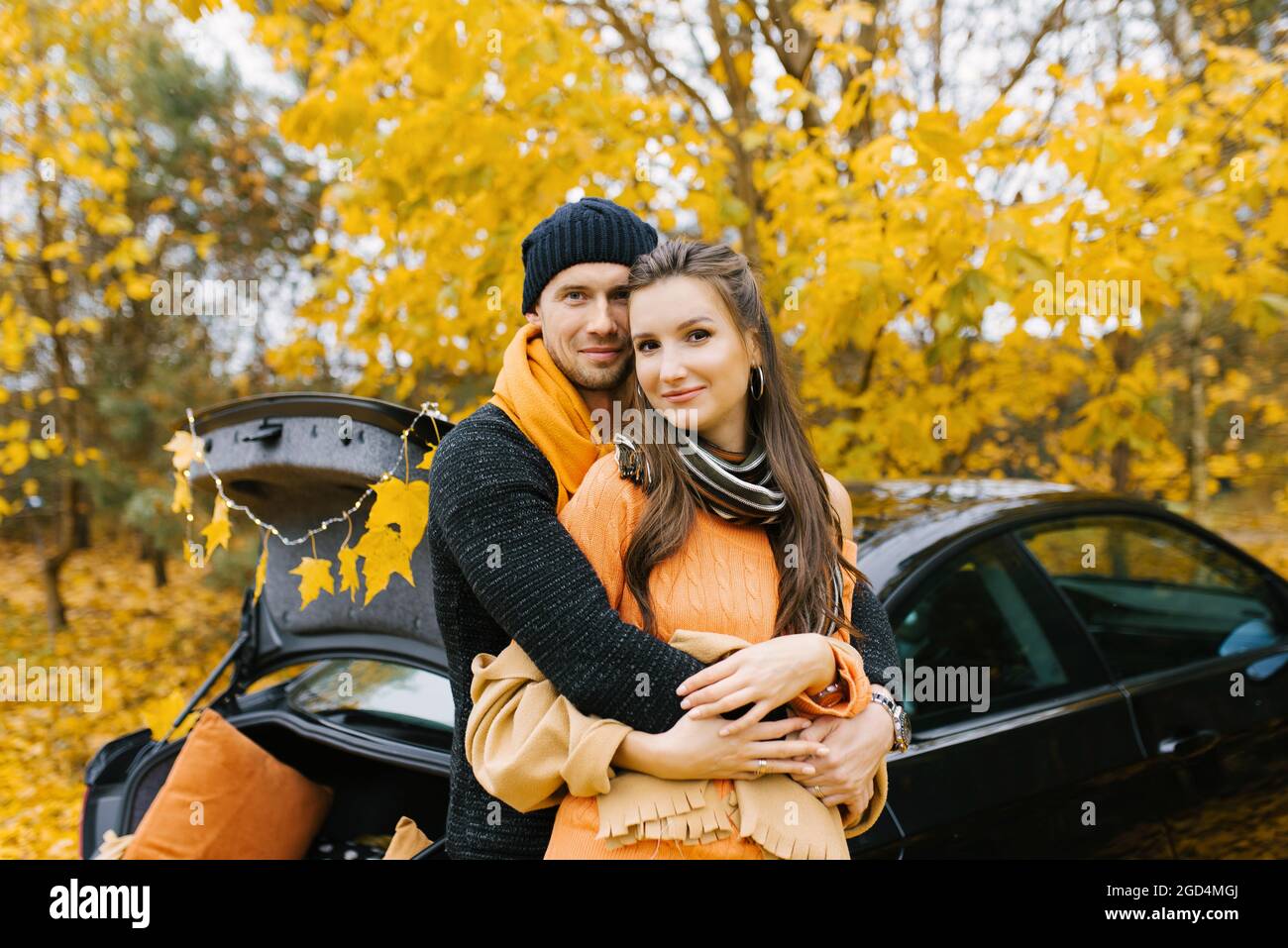 Ein junges verliebter Pärchen umarmt sich im Herbstwald, geht spazieren und genießt die Natur Stockfoto