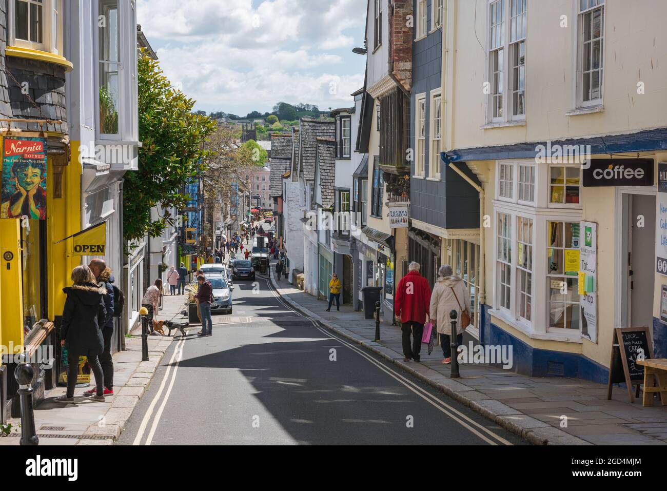 Totnes Devon, Blick auf die Fore Street, die Haupteinkaufsstraße in Totnes, Devon, England, Großbritannien Stockfoto