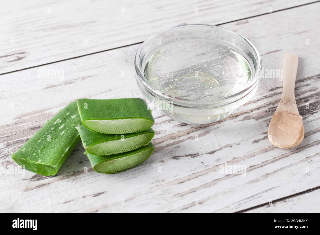 Aloe Vera Gel und Aloe Vera Blatt auf Holz Hintergrund. Natürliche Bio-Aloe Vera Kosmetik und Kräutermedizin Konzept. Stockfoto