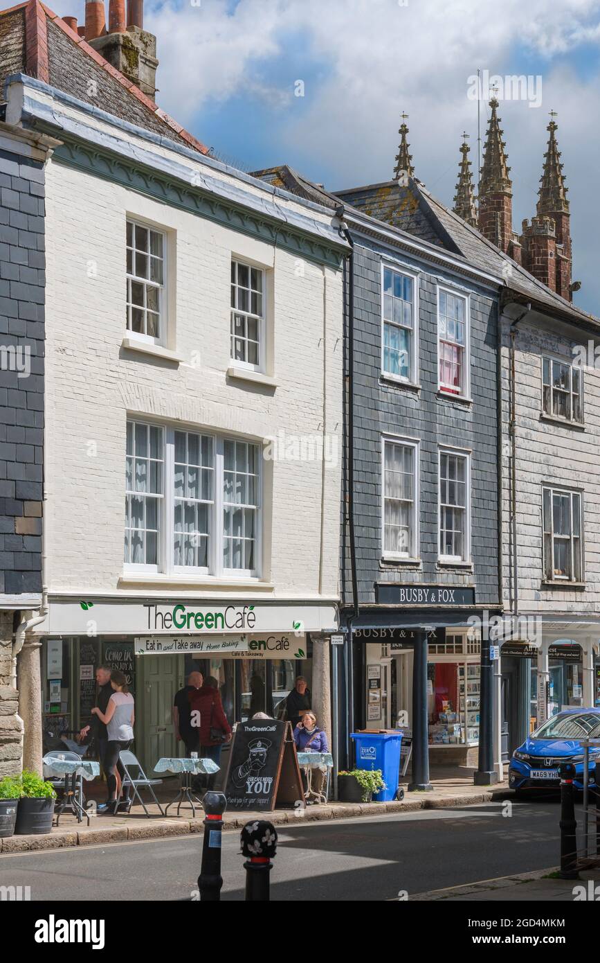 Totnes-Shop, Ansicht der historischen Geschäftsgebäude in der Fore Street im Zentrum von Totnes, South Hams, Devon, England, Großbritannien Stockfoto