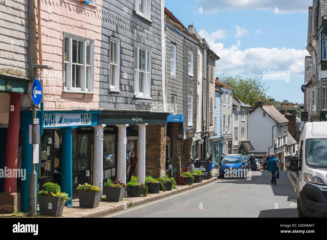 Totnes Geschäfte, Blick auf historische Geschäftsgebäude in der High Street im Zentrum von Totnes, South Hams, Devon, England, Großbritannien Stockfoto