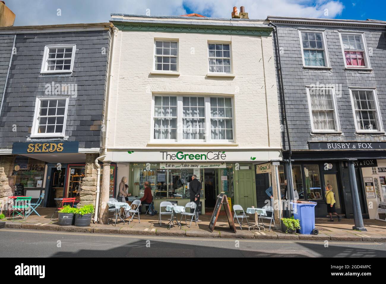 Totnes Devon, Blick auf das Green Cafe und angrenzende Geschäfte in Totnes High Street, South Hams, Devon, England, Großbritannien Stockfoto