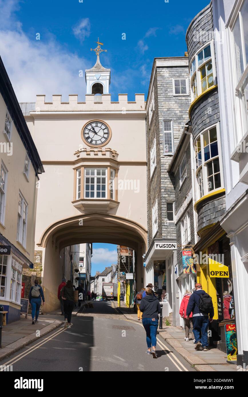 East Gate Totnes, Blick auf die Tudor-Ära East Gate und Uhr in der Fore Street im Zentrum von Totnes, Devon, England, Großbritannien Stockfoto