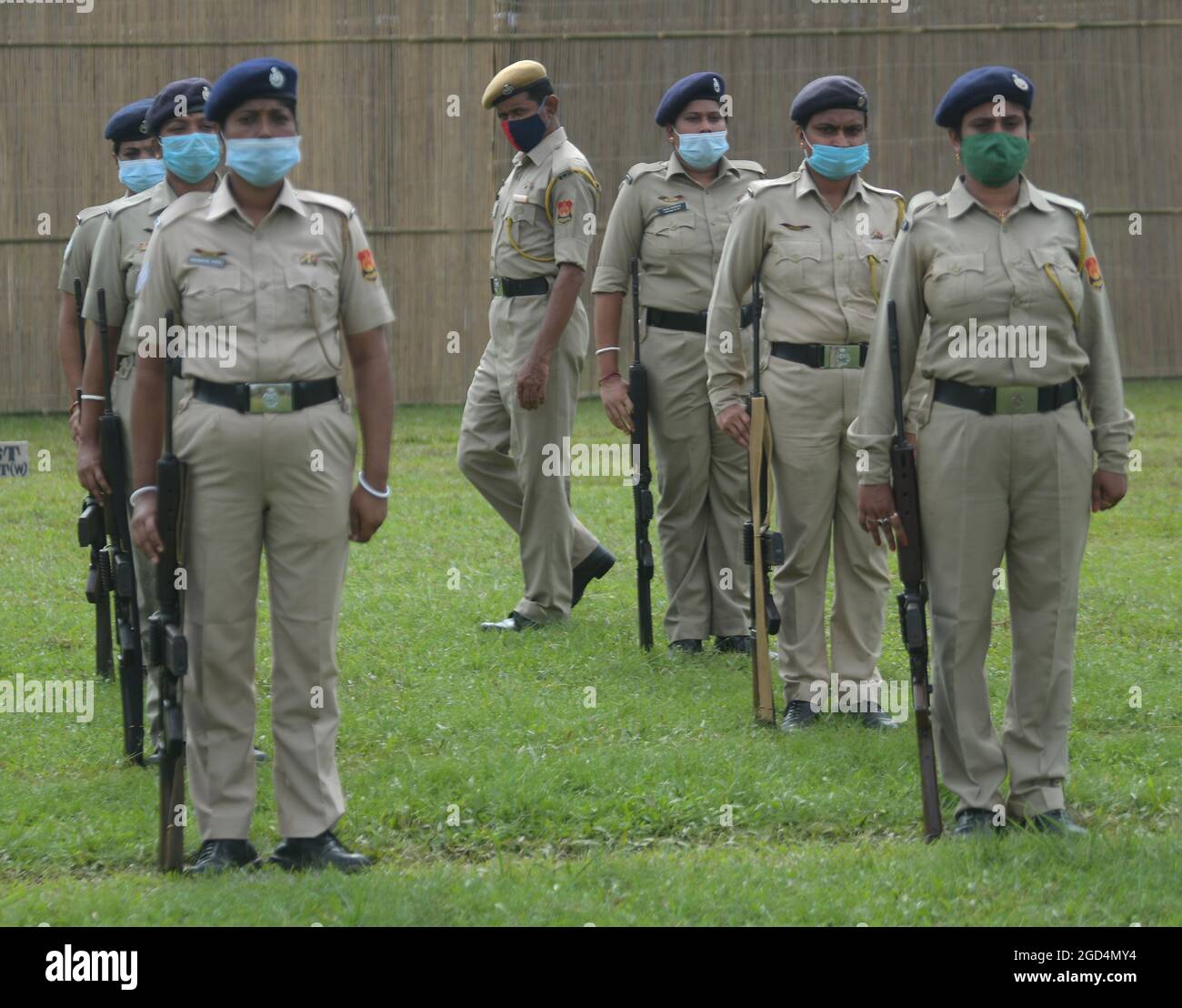 Agartala, Indiens nordöstlicher Bundesstaat Tripura. August 2021. Ein Polizeibeamter inspiziert während einer Probe vor der Parade zum 75. Unabhängigkeitstag auf dem Gelände der Assam-Gewehre in Agartala, der Hauptstadt des nordöstlichen indischen Bundesstaates Tripura, am 11. August 2021. Quelle: Str/Xinhua/Alamy Live News Stockfoto