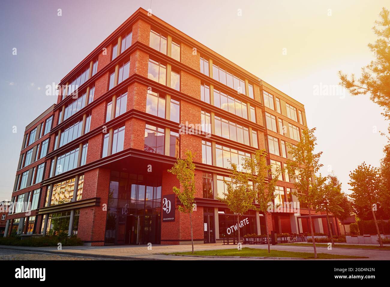 Moderner Wohnkomplex. Fassade eines neuen Häuserblocks in Europa bei Sonnenuntergang. Komplex von Wohnhäusern Stockfoto