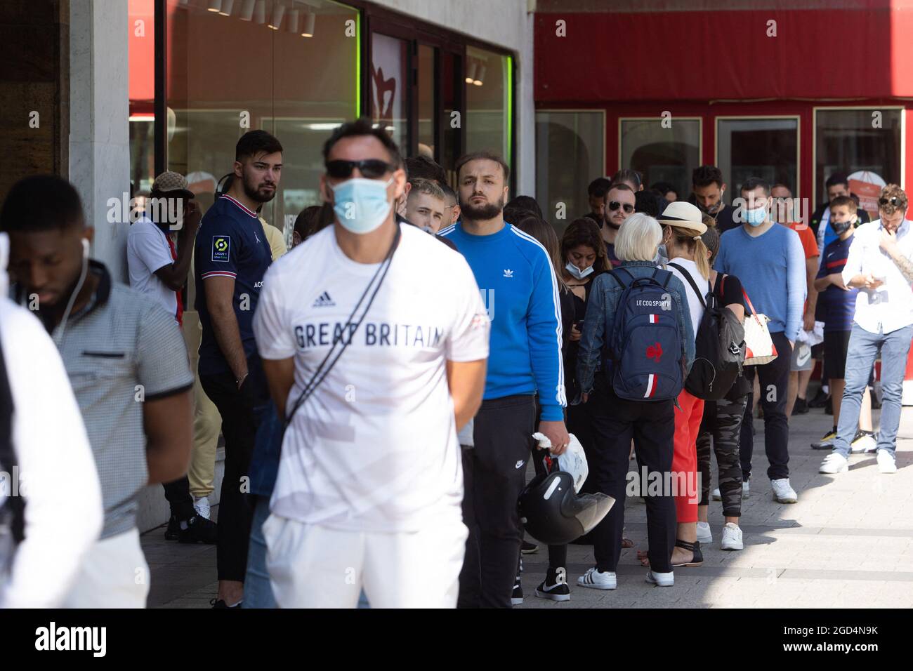 Paris, Frankreich. August 2021. Am 11. August 2021 stehen die Leute Schlange, um ein Trikot des argentinischen PSG-Fußballspielers Lionel Messi im Laden des Fußballclubs Paris-Saint-Germain (PSG) auf der Champs Elysees in Paris zu kaufen. Messi unterzeichnete am 10. August 2021 einen zweijährigen Vertrag mit PSG mit der Option eines zusätzlichen Jahres. Der 34-Jährige wird in Paris die Nummer 30 tragen, die er zu Beginn seiner beruflichen Laufbahn bei Barca hatte. Foto von Raphael Lafargue/ABACAPRESS.COM Quelle: Abaca Press/Alamy Live News Stockfoto