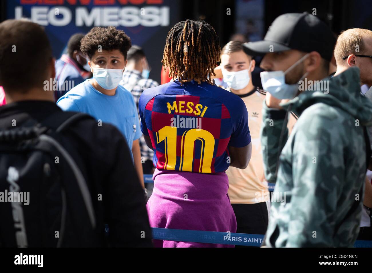 Paris, Frankreich. August 2021. Am 11. August 2021 stehen die Leute Schlange, um ein Trikot des argentinischen PSG-Fußballspielers Lionel Messi im Laden des Fußballclubs Paris-Saint-Germain (PSG) auf der Champs Elysees in Paris zu kaufen. Messi unterzeichnete am 10. August 2021 einen zweijährigen Vertrag mit PSG mit der Option eines zusätzlichen Jahres. Der 34-Jährige wird in Paris die Nummer 30 tragen, die er zu Beginn seiner beruflichen Laufbahn bei Barca hatte. Foto von Raphael Lafargue/ABACAPRESS.COM Quelle: Abaca Press/Alamy Live News Stockfoto